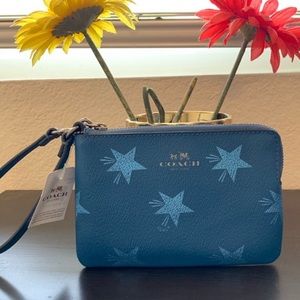 🌟🌟 NWT Coach Slate Blue Star Wristlet 🌟🌟